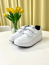 Carica l&#39;immagine nel visualizzatore di Gallery, Scarpe Basculanti Bianco Modello Bali in Eco Pelle Con Strappi
