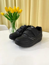 Carica l&#39;immagine nel visualizzatore di Gallery, Scarpe Basculanti Nero Modello Bali in Eco Pelle Con Strappi
